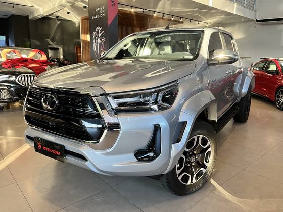TOYOTA HILUX 2.8 D-4D TURBO DIESEL CD SRX PLUS 4X4 AUTOMÁTICO